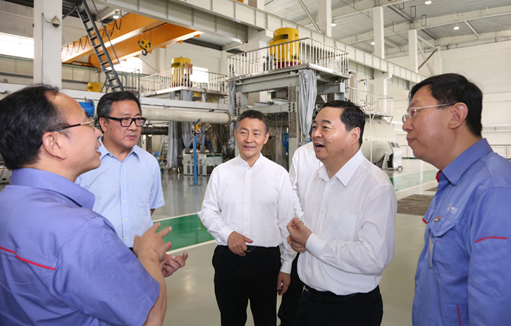 郝鹏与J9集团直营集团一线科技人员深刻互换